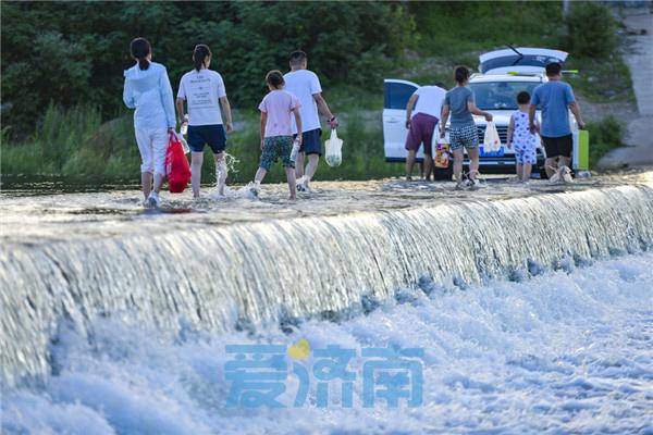 小浪底泄洪捷报频传，水清岸绿共迎新篇章