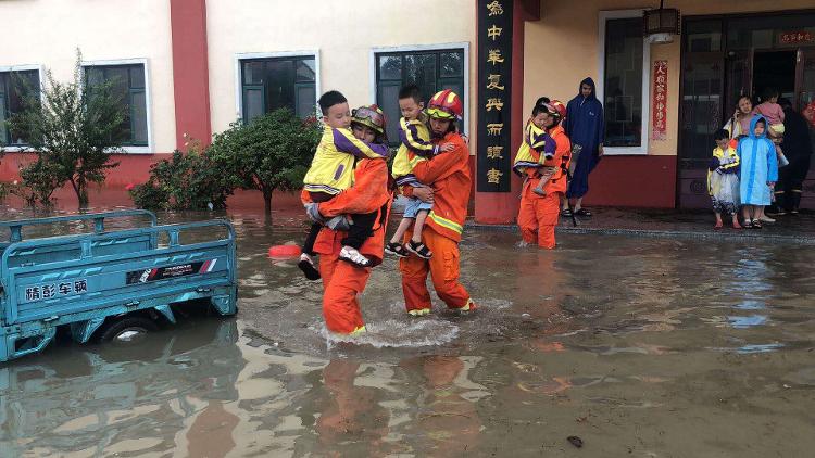 “巴威台风最新路径动态”